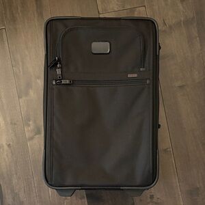 Tumi Black Alpha 2 Wheeled Carry On Expandable Travel Bag Suitcase